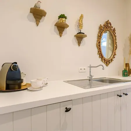 Huswell - Stylish In The Heart Of Brujas
